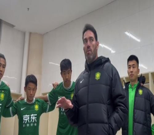 小伙子们我们不是独自在作战!外面所有的球迷都会支持我们!