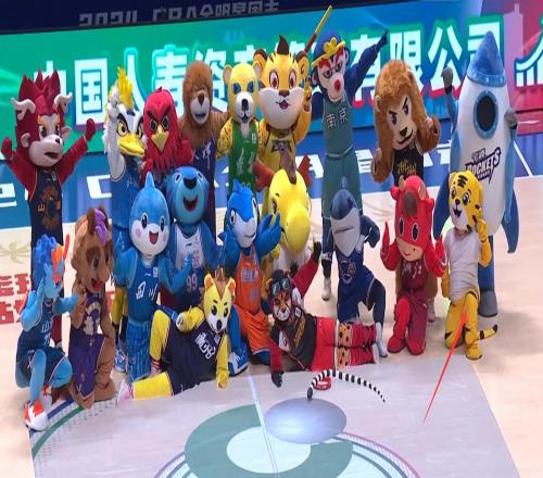 你球衣呢吉祥物齐聚全明星中场合影广东吉祥物穿个白T恤
