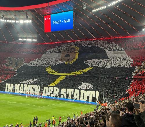 捍卫慕尼黑拜仁主场赛前巨幅Tifo:以这座城市之名