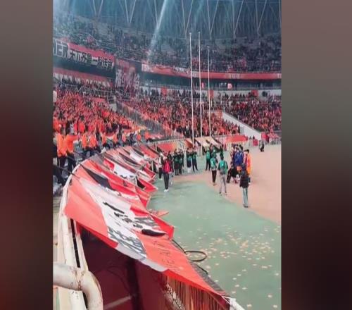 不离不弃！泰山球员赛后谢场，球迷仍喊口号支持球队