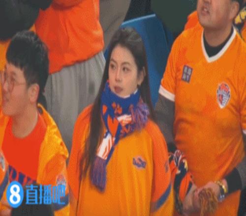 靓丽风景线赛前转播镜头给到青岛海牛与长春亚泰美女球迷