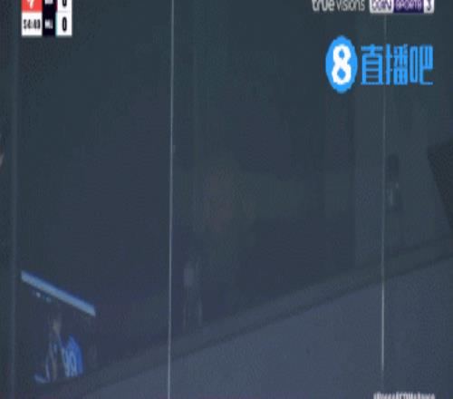 关注欧冠对手，停赛的哈维及助教在包厢观看那不勒斯比赛