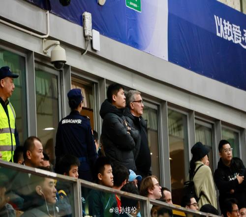 马不停蹄!国足新帅伊万现身深圳宝安体育场,观战深津之战