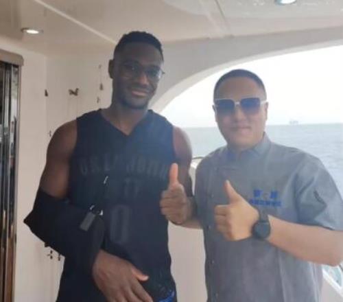 申花球迷在三亚游艇上遇见马莱莱:很荣幸为他提供西餐服务