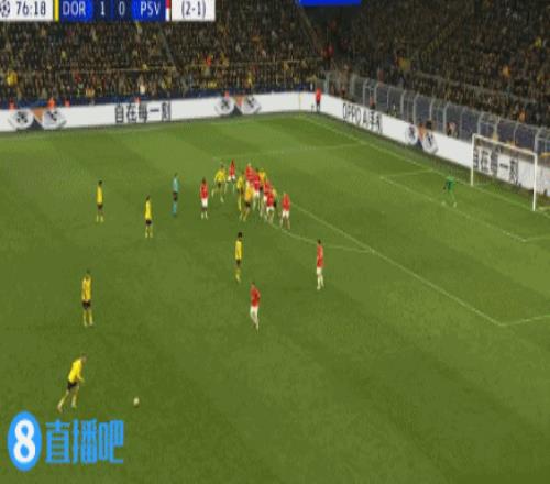 罗伊斯任意球开入禁区，菲尔克鲁格破门但越位无效