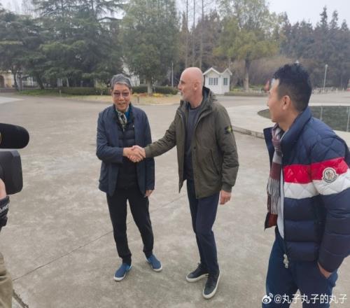 记者:穆斯卡特今日造访根宝基地,赠送徐根宝一瓶香槟