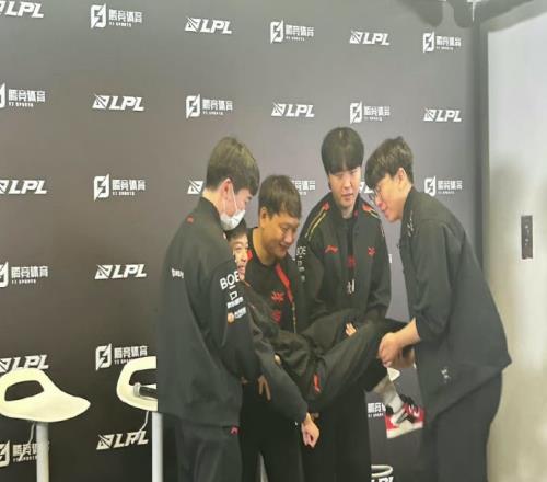 韩网热议JDG赛后合照:谁把儿子带到比赛场地来了