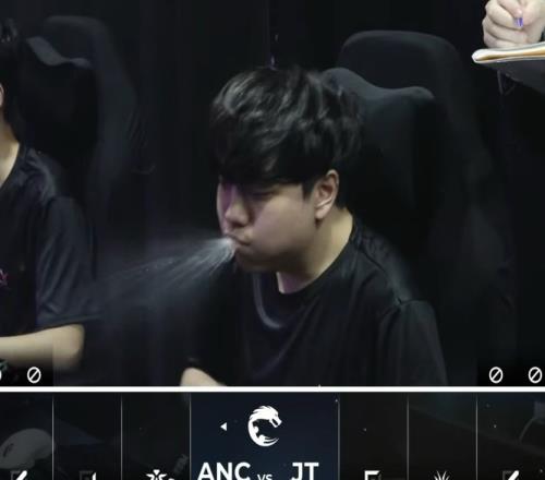 有点搞笑!PCS赛区JT战队下路选手ChiCh1在比赛BP时喷水