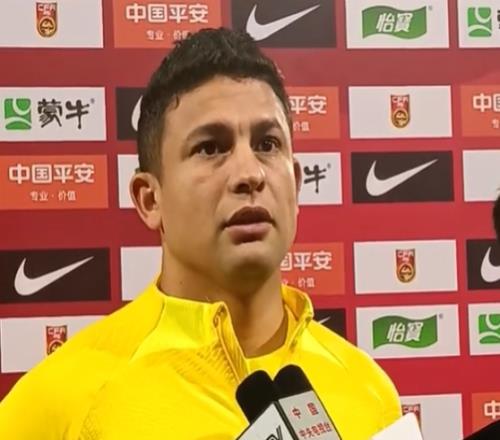 艾克森:代表国家队出战是种荣誉,哪怕上5分钟也会拿出最大努力