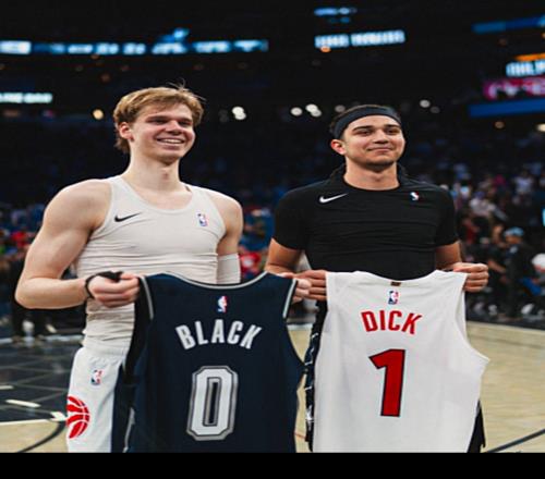布莱克&迪克合影!美媒调侃:毫无疑问NBA历史十佳瞬间
