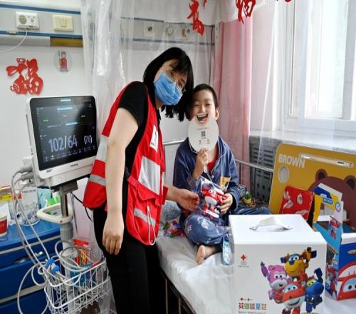 访中国红十字基金会医疗救助部副部长仰卓子