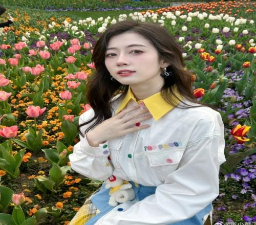 LPL主持张小薇晒照：花开的好美像你一样