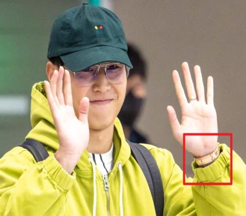 李刚仁被拍戴着劳力士18K玫瑰金腕表，起价6200万韩元