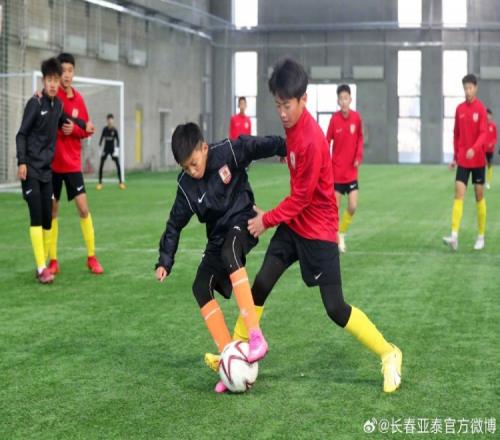 亚泰净月基地“温度”上升9支梯队开展大练兵