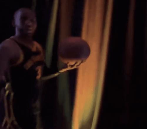 斯潘塞今天打进了NBA生涯首个进球保罗帮他拿到了比赛用球