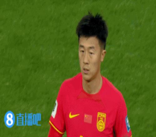 半场结束时,同为左后卫的李磊在场边安慰刘洋
