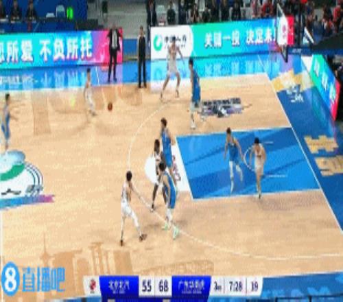 声东击西！徐杰不看人击地助攻贝尔打成2+1