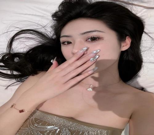 穿搭第二弹！卓识晒最新游玩中国澳门照抹胸连衣裙很吸睛
