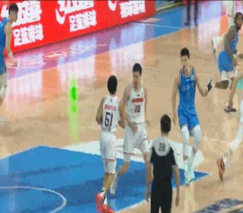 角色互换！沃特斯后场甩四分位长传周琦冲锋在前打板吃饼