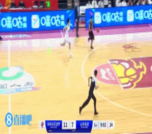 左手防右手贺希宁抢断反击空篮上丢