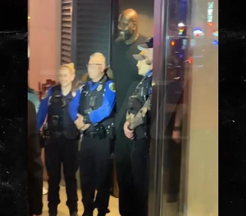奥尼尔演出后被警察包围!其实是在和警察蜀黍合照啦!