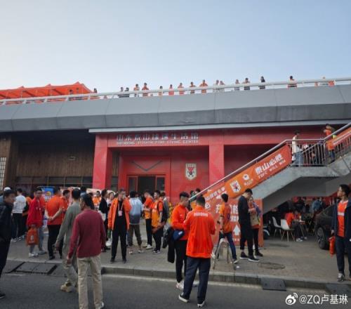 气氛拉满!媒体人:泰山申花开赛前两个多小时,奥体已有不少球迷