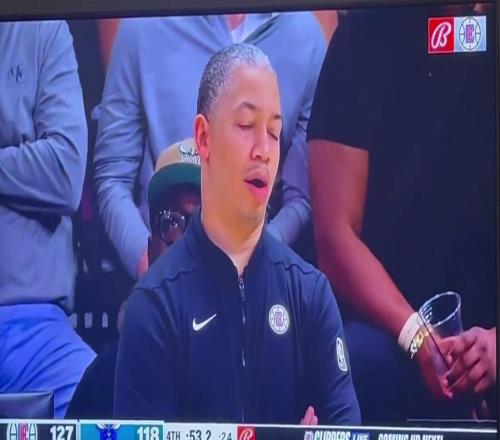 很不满啊!哈登罚球不进泰伦卢场边叹气翻白眼