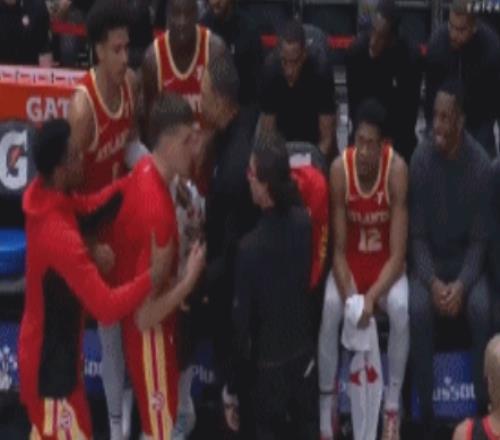 发生甚么事了博格丹与主教练斯奈德爆发冲突随后又抱抱