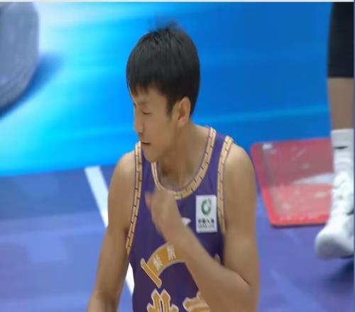 圆梦!矣进宏完成CBA生涯首秀命中三分&上演滑翔机劈扣