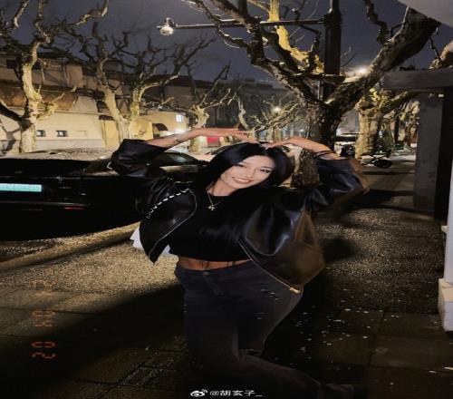 又来撒狗粮啦！李添荣女友分享二人的合照