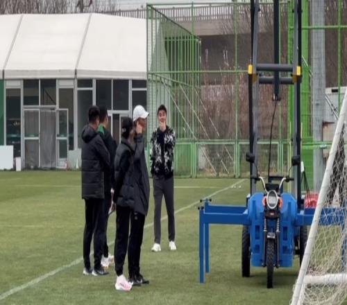 记者:国安赛前训练李明到场,恩加德乌拿到上赛季最佳阵容奖杯