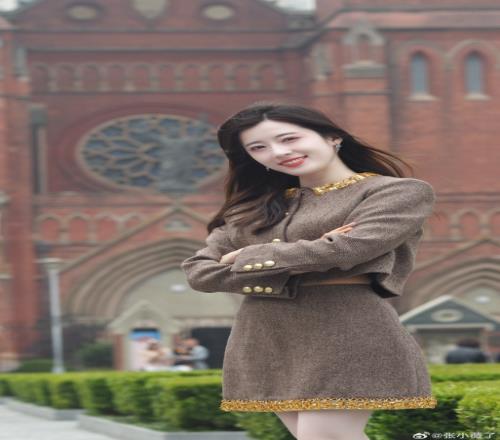 主持张小薇晒美照:这大白腿,着实养眼