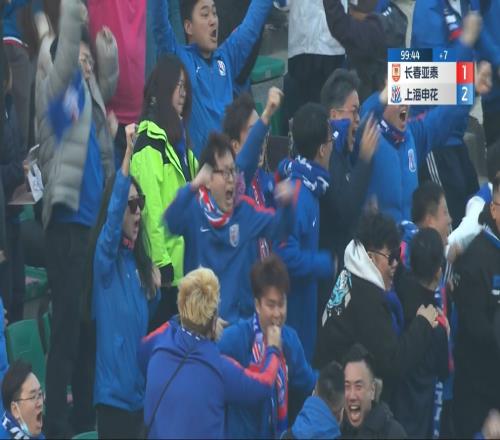 悲喜两重天！申花球迷集体狂欢亚泰球迷抱头傻眼