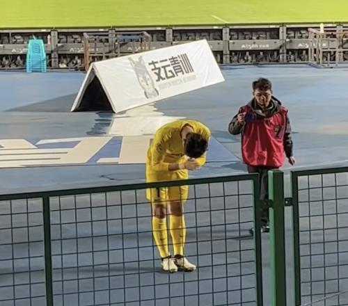 难忘今宵!颜骏凌中超300场,赛后鞠躬致谢远征球迷并合影留念