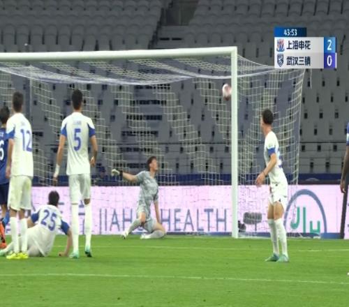 神来之笔！国脚谢鹏飞任意球直接破门，马莱莱为他擦鞋庆祝