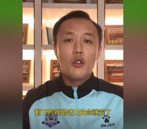 范晓冬谈防守胡尔克:靠近的话他过你和小孩一样犯规都踢不倒他