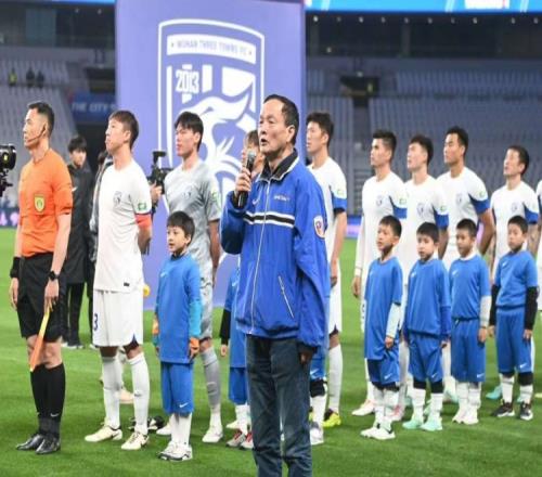 追随申花30年,七旬老球迷:今年申花确实好看国足我也每场都去