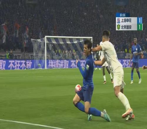国安少打一人!何宇鹏飞铲+对特谢拉犯规,10分钟连吃两黄被罚下