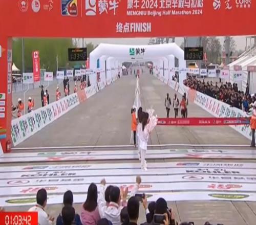 1小时3分51秒！何杰夺得北京半程马拉松冠军