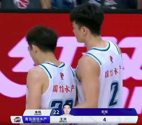 犯规过多！王洪次节过半已经四犯&替补席怒摔毛巾