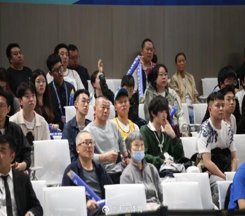 昨日出战中超京沪战的方昊,今日现场观战CBA京沪战