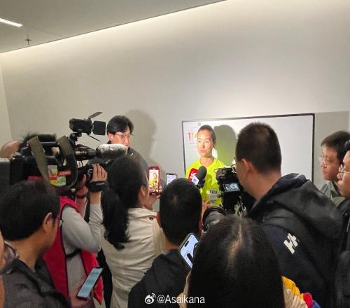 中国顶级职业联赛首位女裁判谢丽君,赛后被记者团团围住采访