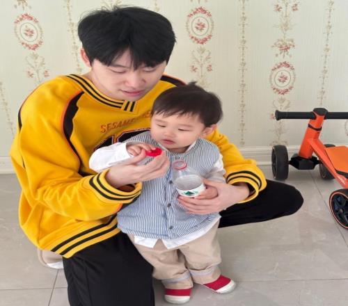 韩网热议Doinb与儿子合影：好可爱，真的好像他父亲啊