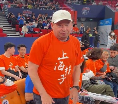 足篮一家亲!申花主帅斯卢茨基现场观战CBA季后赛上海vs北京