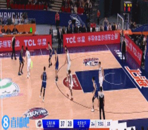一球不丢！闫鹏飞弧顶三分命中不到10分钟7中7贡献15分8篮板