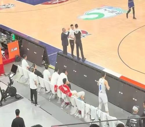 遥想当年卡曼横卧替补席！北京4人被夺权替补席也非常空旷