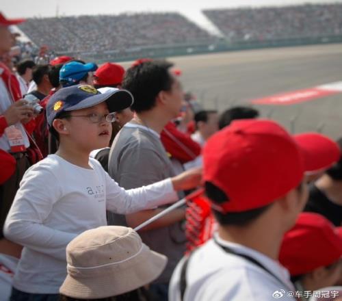 周冠宇社媒晒儿时观赛照：20年的等待，F1中国大奖赛我来了