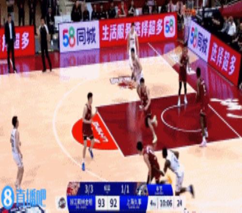 培根不满陆文博防守动作回防时拉倒后者并喷垃圾话吃到违体