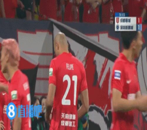 气笑了杜加利奇不满判罚,转圈鼓掌+发笑退场