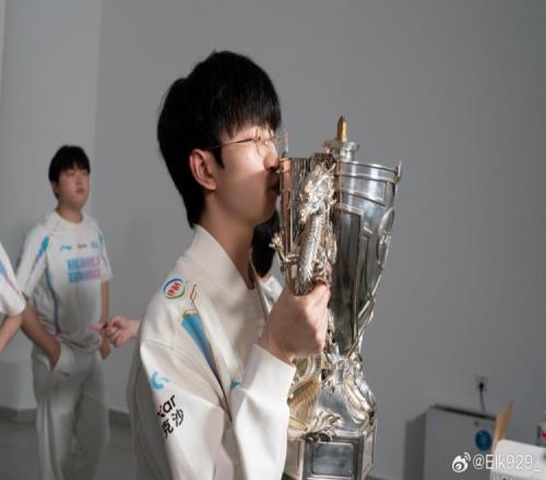 Elk赛后更博：我是冠军！！！